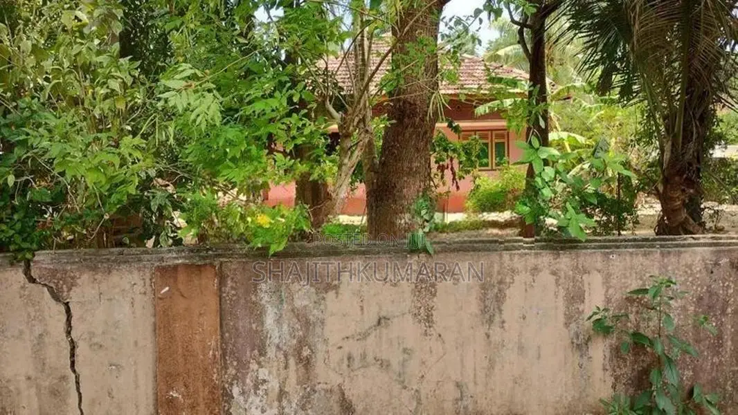 Land with House for Sale in Nallur
