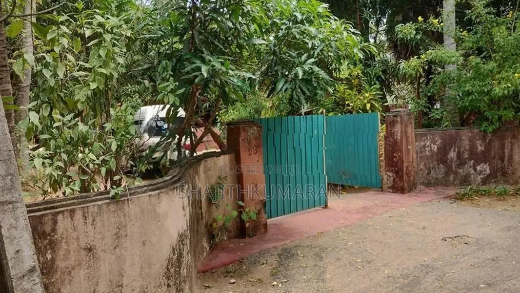 Land with House for Sale in Nallur
