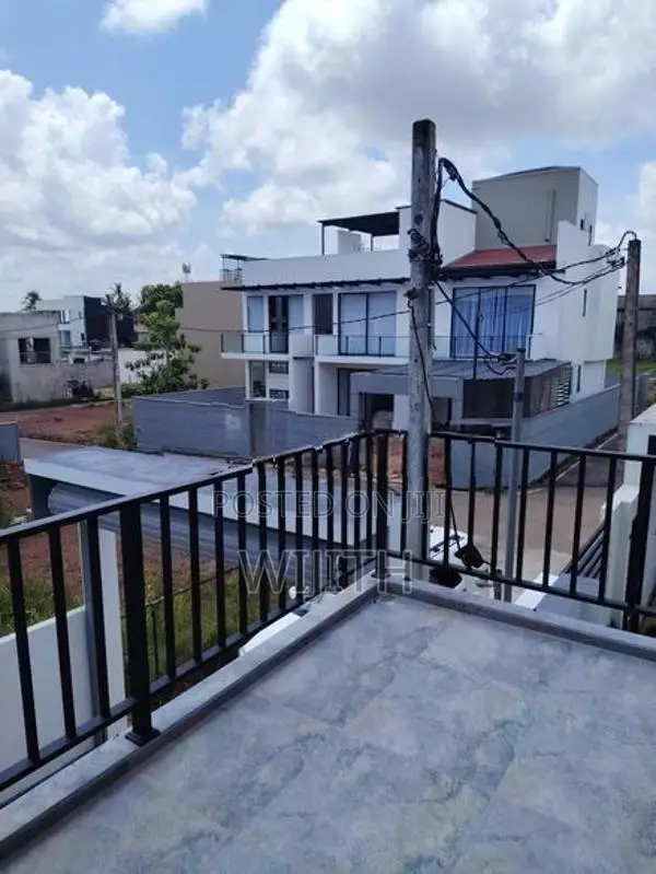 පැය 24 ආරක්ෂිතව ඉන්න සුපරි දෙමහල් නිවසක් විකිනිමට පෑලෑන්වත්ත.