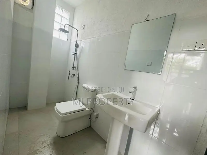 ( YC-1232) Valuable Commercial Building Rent in Battaramulla
