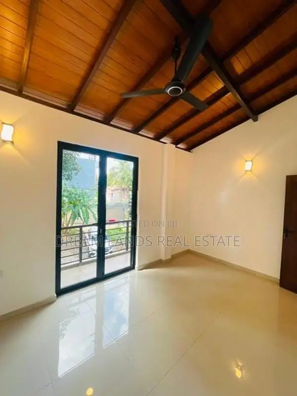 Upper floor for rent batharamulla Koswatte