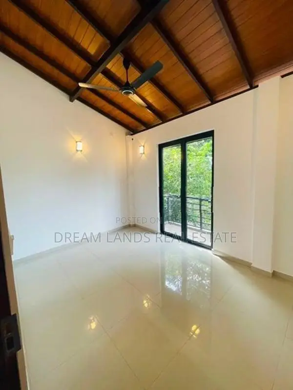 Upper floor for rent batharamulla Koswatte