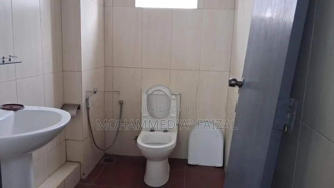 Office Place For Rent in Alfred House Garden Kollupity Colombo.03