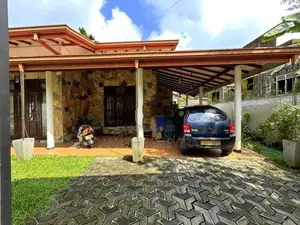 House in Kithulawila Rd Kiriwaththuduwa Homagama