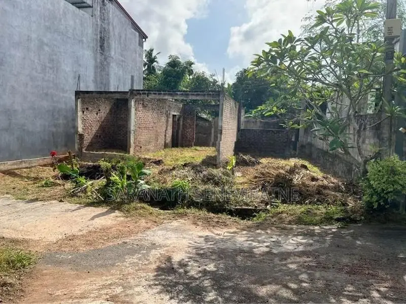 Land For Sale in Piliyandala Batakaththara Half Built House