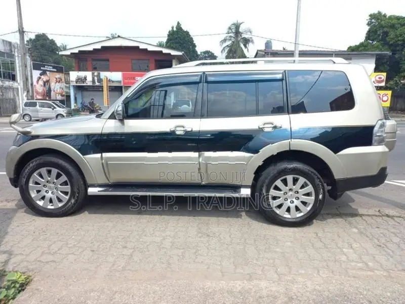 Mitsubishi Montero center spare wheel 2007