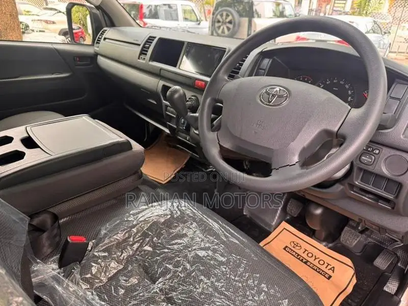 Toyota Hiace KDH222 Commuter 2026