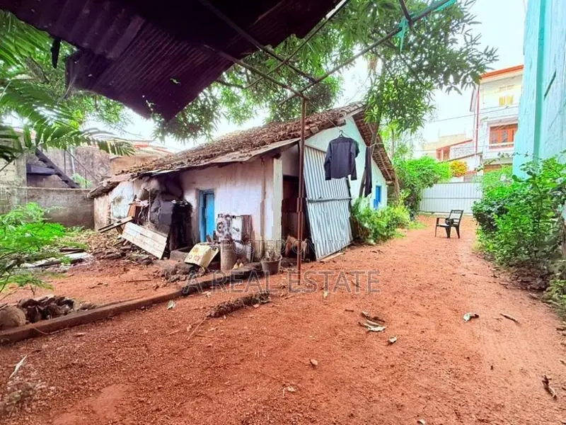 Valuable 6 Perches Land with An Old House for Sale in Dehiwala