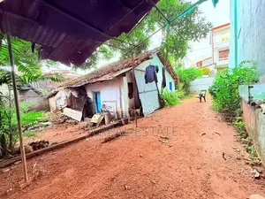Valuable 6 Perches Land with An Old House for Sale in Dehiwala