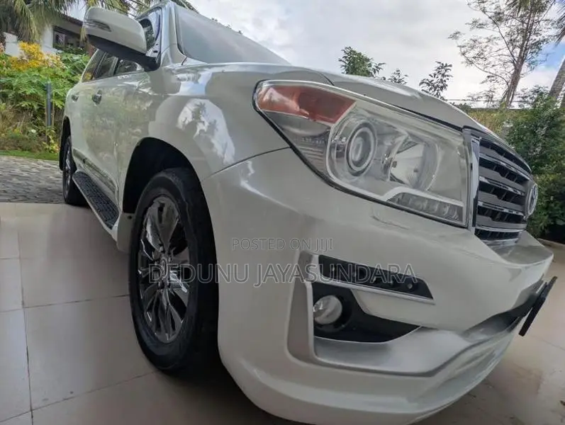 Toyota Land Cruiser VX V8 2013