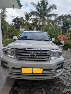 Toyota Land Cruiser VX V8 2013