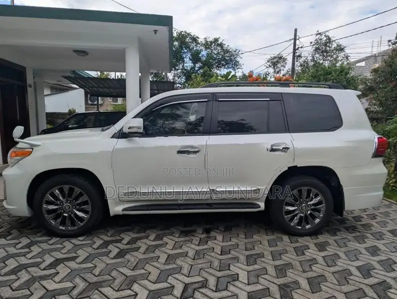 Toyota Land Cruiser VX V8 2013