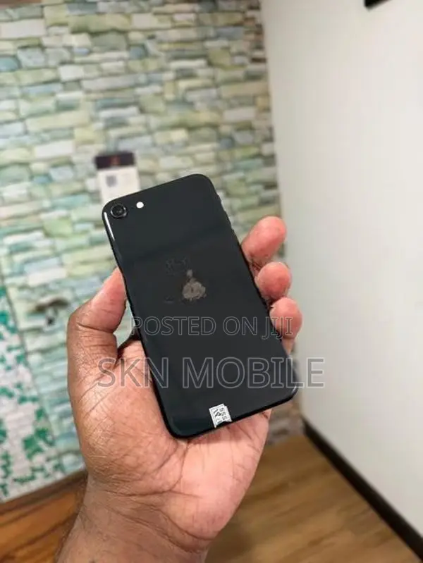 Apple iPhone SE 2 128GB (Used)