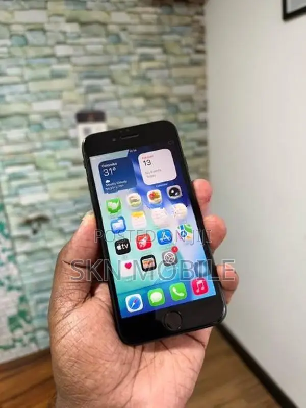 Apple iPhone SE 2 128GB (Used)