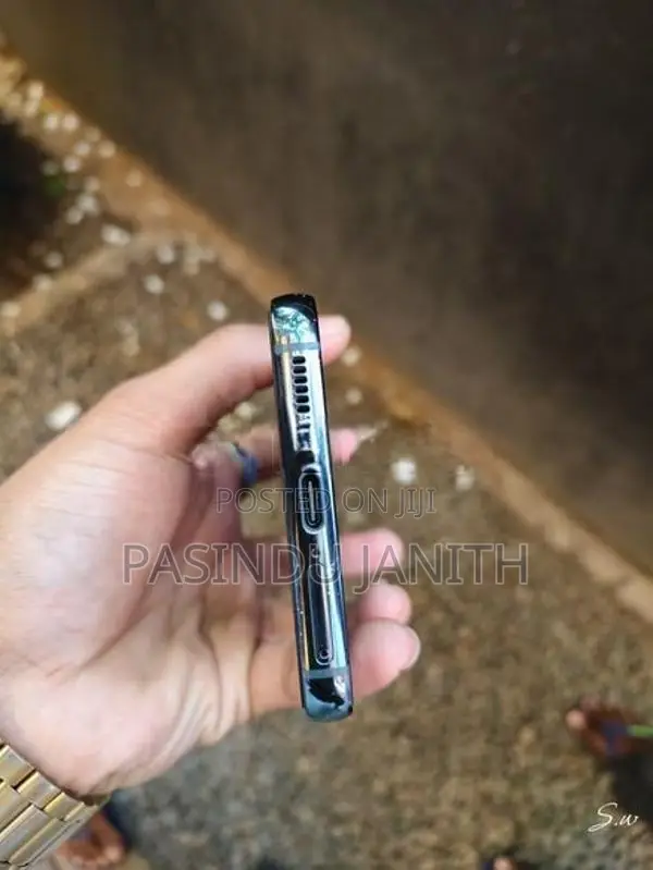 Samsung Galaxy S22 (Used)
