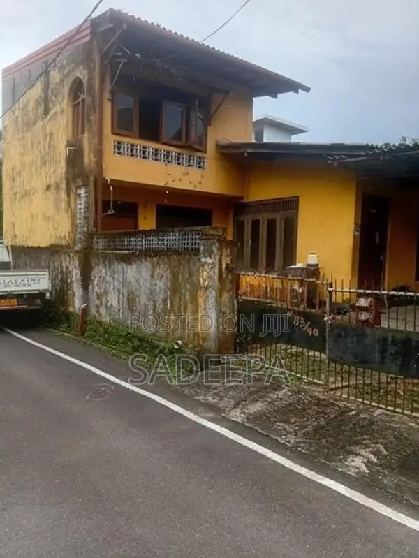 Land with old building for sale in Kottawa