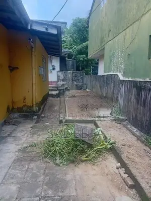 Land with old building for sale in Kottawa