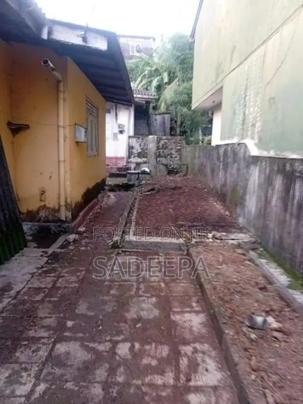 Land with old building for sale in Kottawa