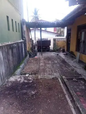 Land with old building for sale in Kottawa