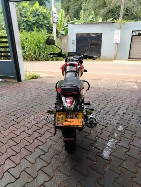 Bajaj V15 2016