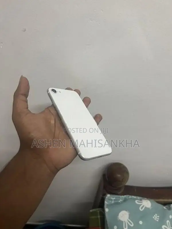 Apple iPhone SE 2 GB (Used)