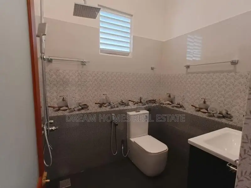 Three-Storey Modern House For Sale – Makandana In Piliyandala