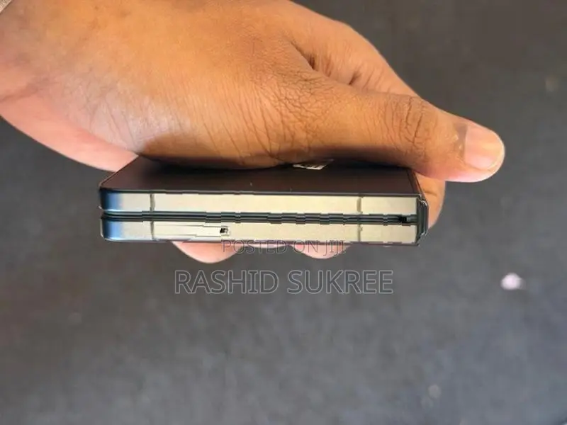 Samsung Galaxy Z Flip 7 (Used)