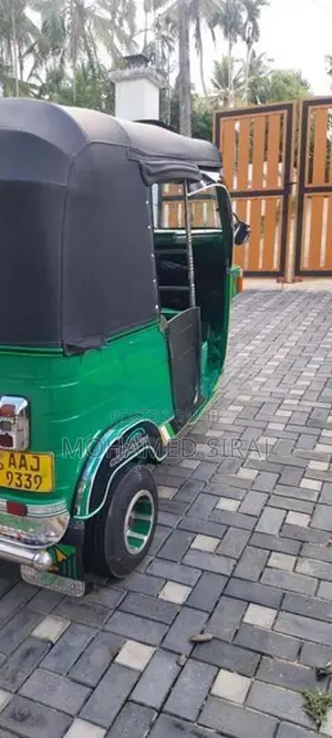 Bajaj RE 205 2013