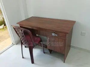 New 4*2 Ft Melamine Office Table with Plastic Chair