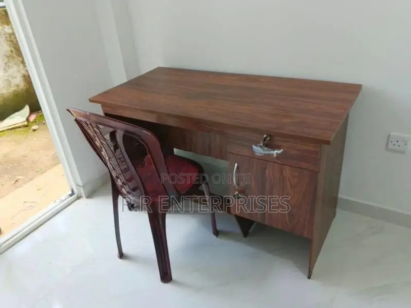 New 4*2 Ft Melamine Office Table with Plastic Chair