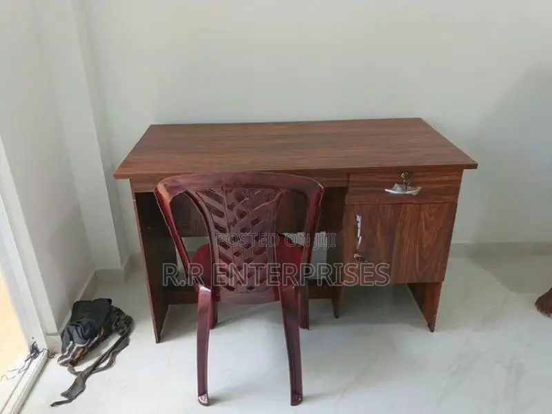 New 4*2 Ft Melamine Office Table with Plastic Chair
