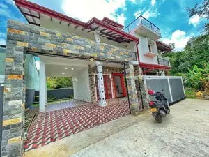 කුඹුරකට මුහුණලා පිහිටි අලුත්ම දෙමහල් ලස්සන නිවසක් විකිණීමට පිලියන්දල