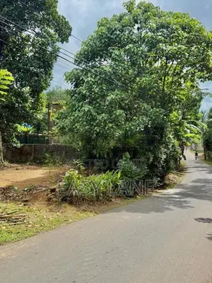 ගොඩගම නගරයට ඇවිද යන දුරින් පර්චස් 7 බැගින් වූ ඉඩම් කොටස් 3 ක්.