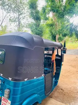 Bajaj RE 2000