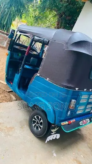 Bajaj RE 2000
