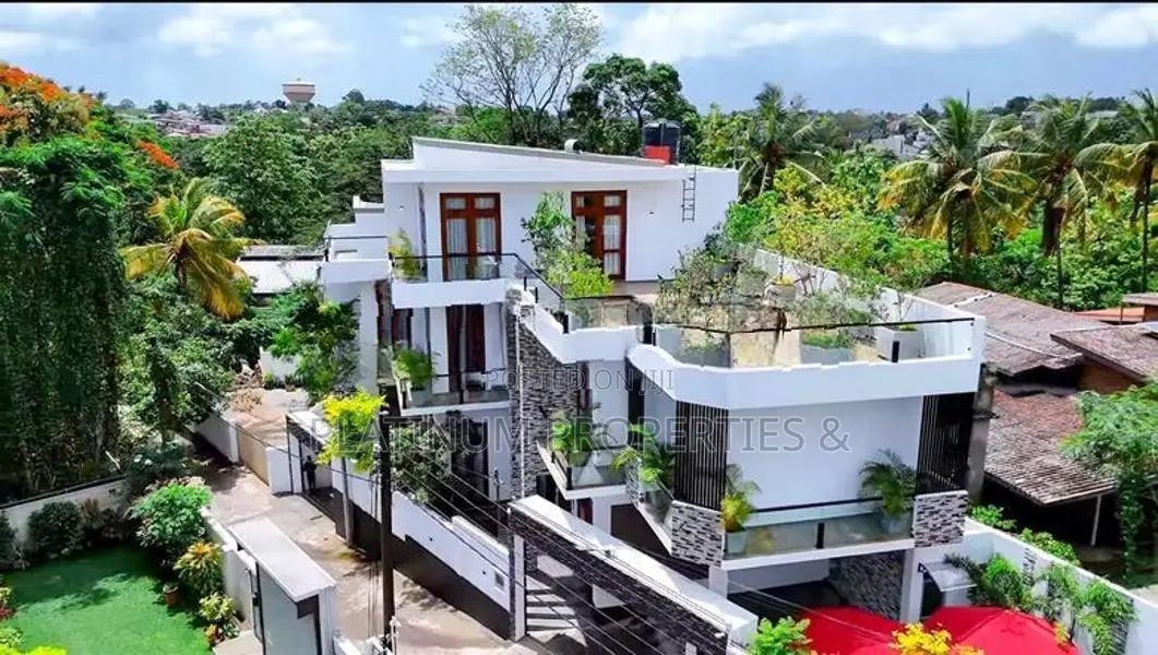 Super Luxury Brand New House With Pool For Sale In Pelawatta