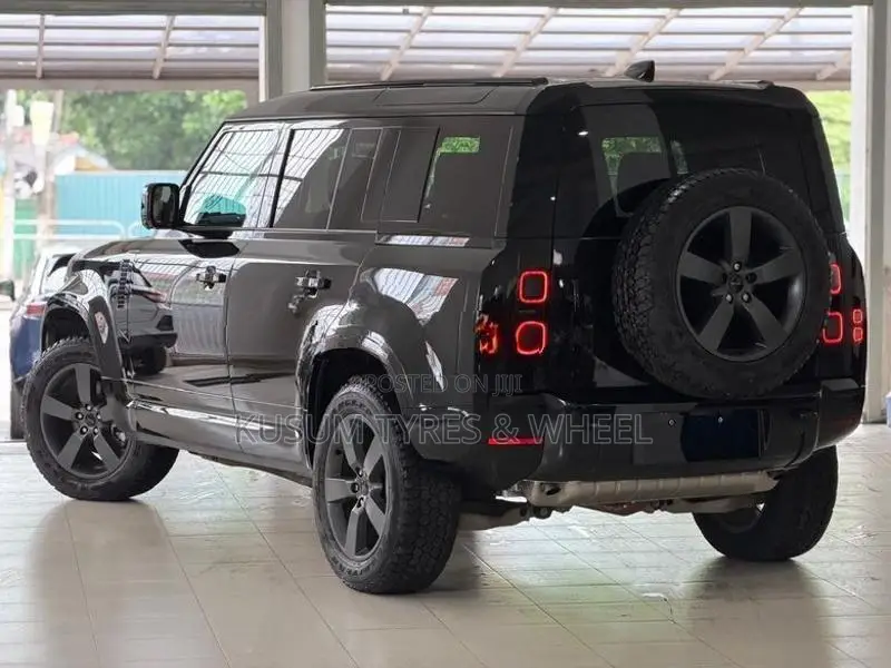 Land Rover Defender 7 SEATER SUN ROOF 2026