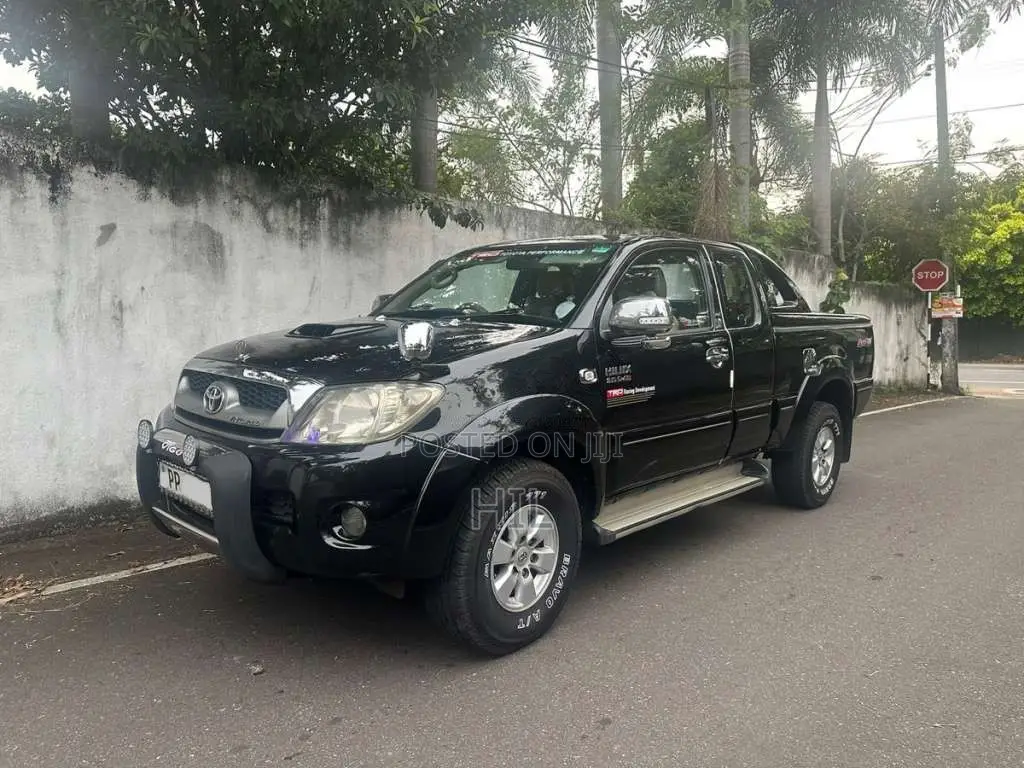 Toyota Hilux Vigo SMART CAB 3000cc PP 4WD 2010 Pickup (Used)