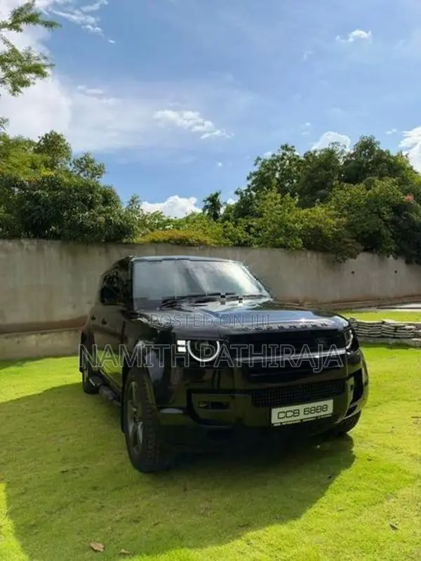 Land Rover Defender P300e 2026