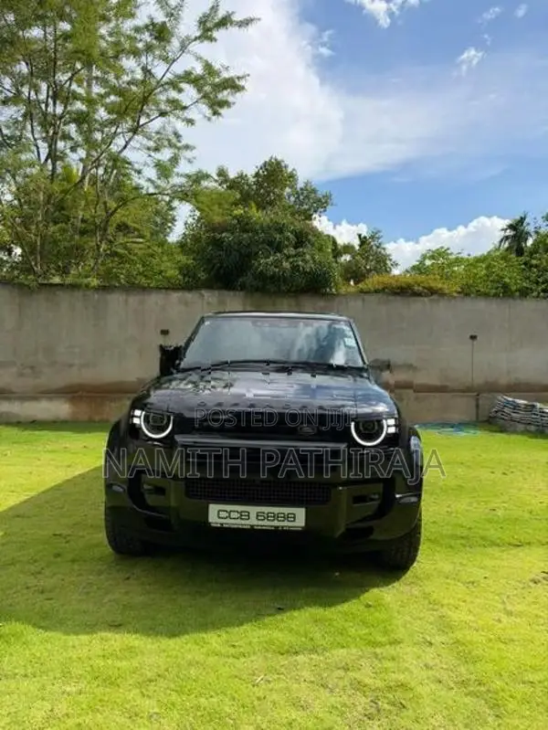Land Rover Defender P300e 2026
