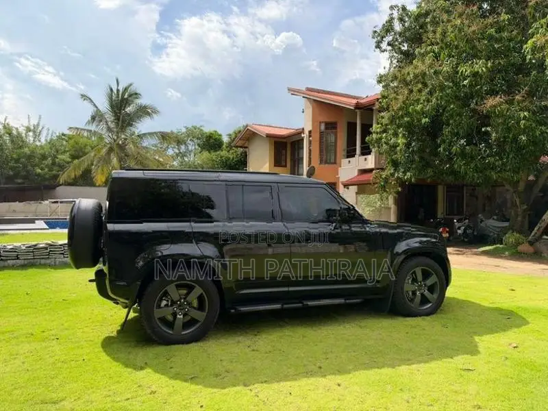 Land Rover Defender P300e 2026