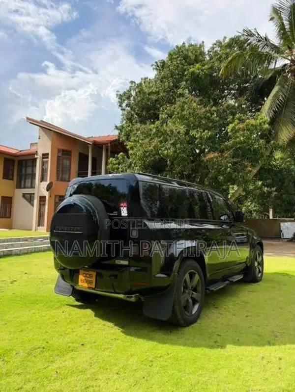 Land Rover Defender P300e 2026