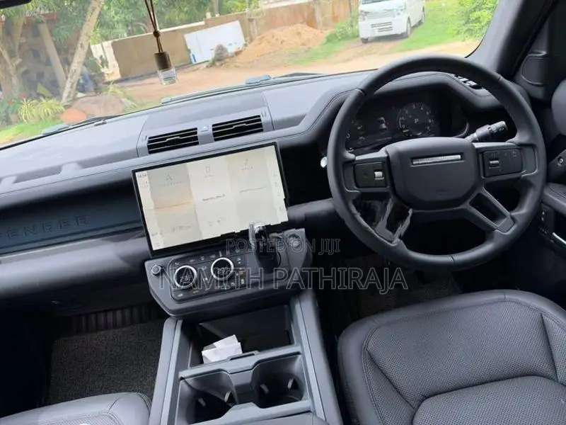 Land Rover Defender P300e 2026