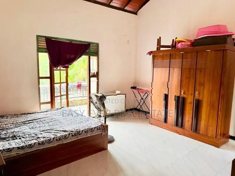 වැල්ලම්පිටිය ජය මාවතෙන් දෙමහල් නිවසක් KK In Wellampitiya