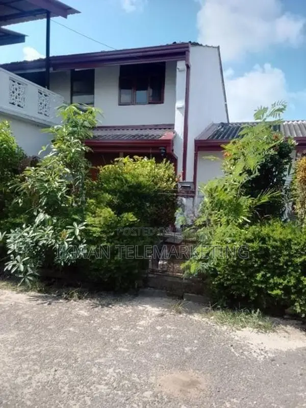 Upstairs House for Sale – Raddolugama
