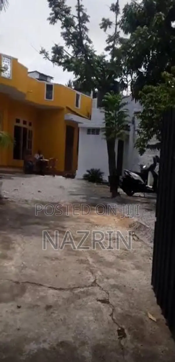 Large Garden Area with 3 Berooms House Rent Dehiwala