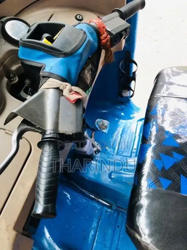 Bajaj RE Re205 2017