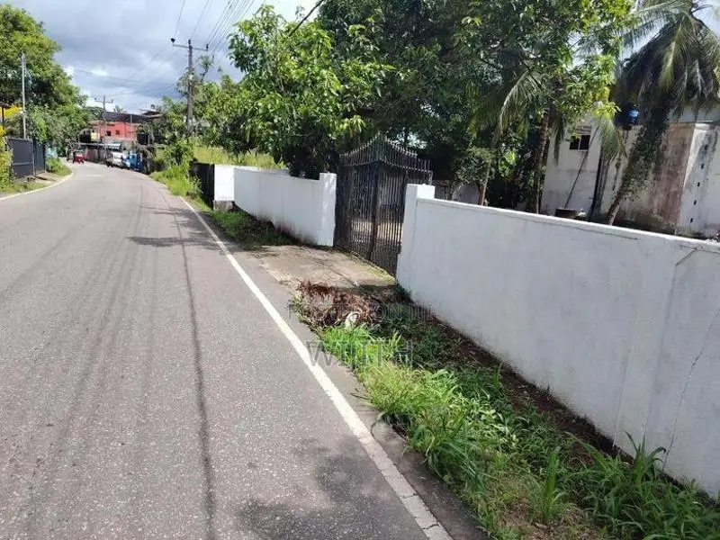 ඉඩමි කෑබෑල්ලක් විකිනිමට තලවත්තුගොඩ හංදිය ආසන්නව