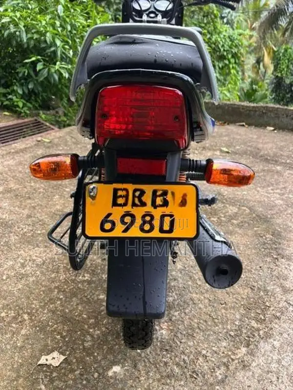 Bajaj CT100 2025