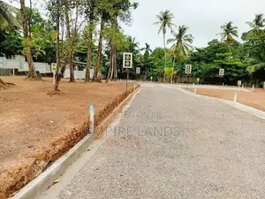 පානදුර නගරයෙන් හිරණ පාරට මුහුණලා ව්‍යාපාරික බිම් කොටස්